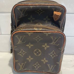 Louis Vuitton small bag with 2 zipper pockets